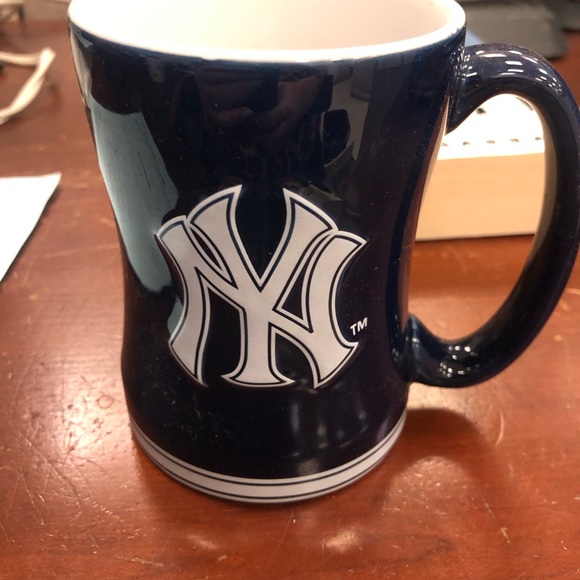 Yankee fans : (NY Yankee Sip & Read)
Yogi Berra book and Yankee cup-both new - Picture 3 of 6